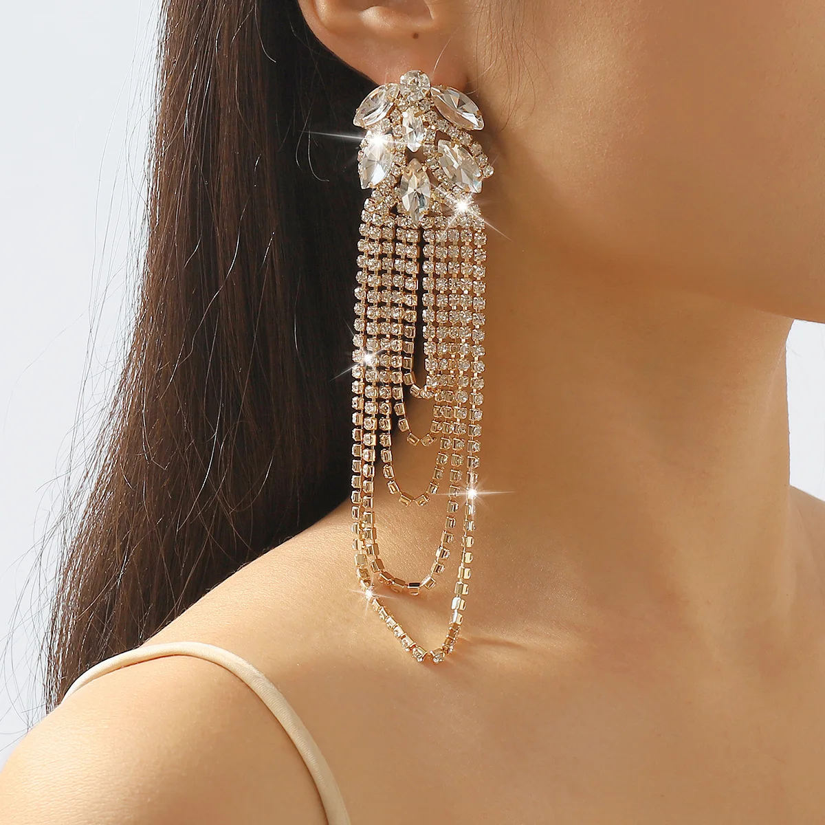 

Exaggerated and Elegant Long Tassel Earrings. Niche Personalized Fashion Full Diamond Dinner Party Earrings.