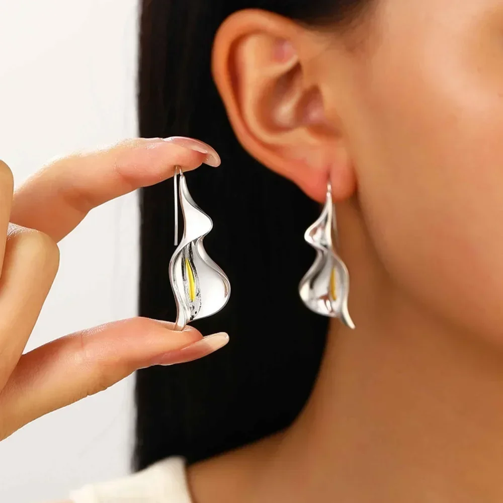 Temperament Korean Angel Eye Earrings Gold Color Plated Rhinestones Inlay Tulip Petal Hoop Earring Women's Party Jewelry Gift