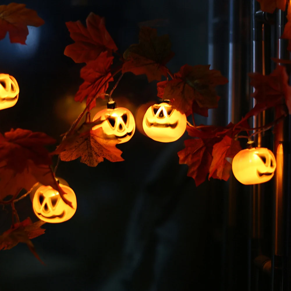 Рисунок 4 - Рождественская гирлянда из кленовых листьев и тыквы