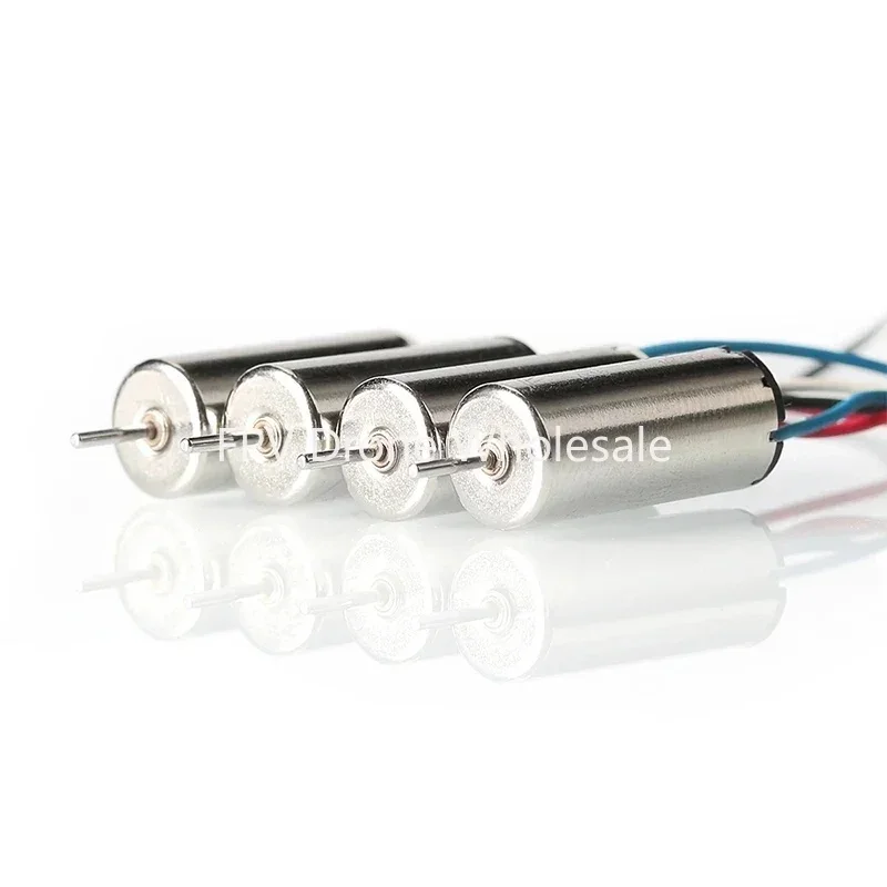 Hélices de drone FPV en action, pales floues en rotation rapide.
