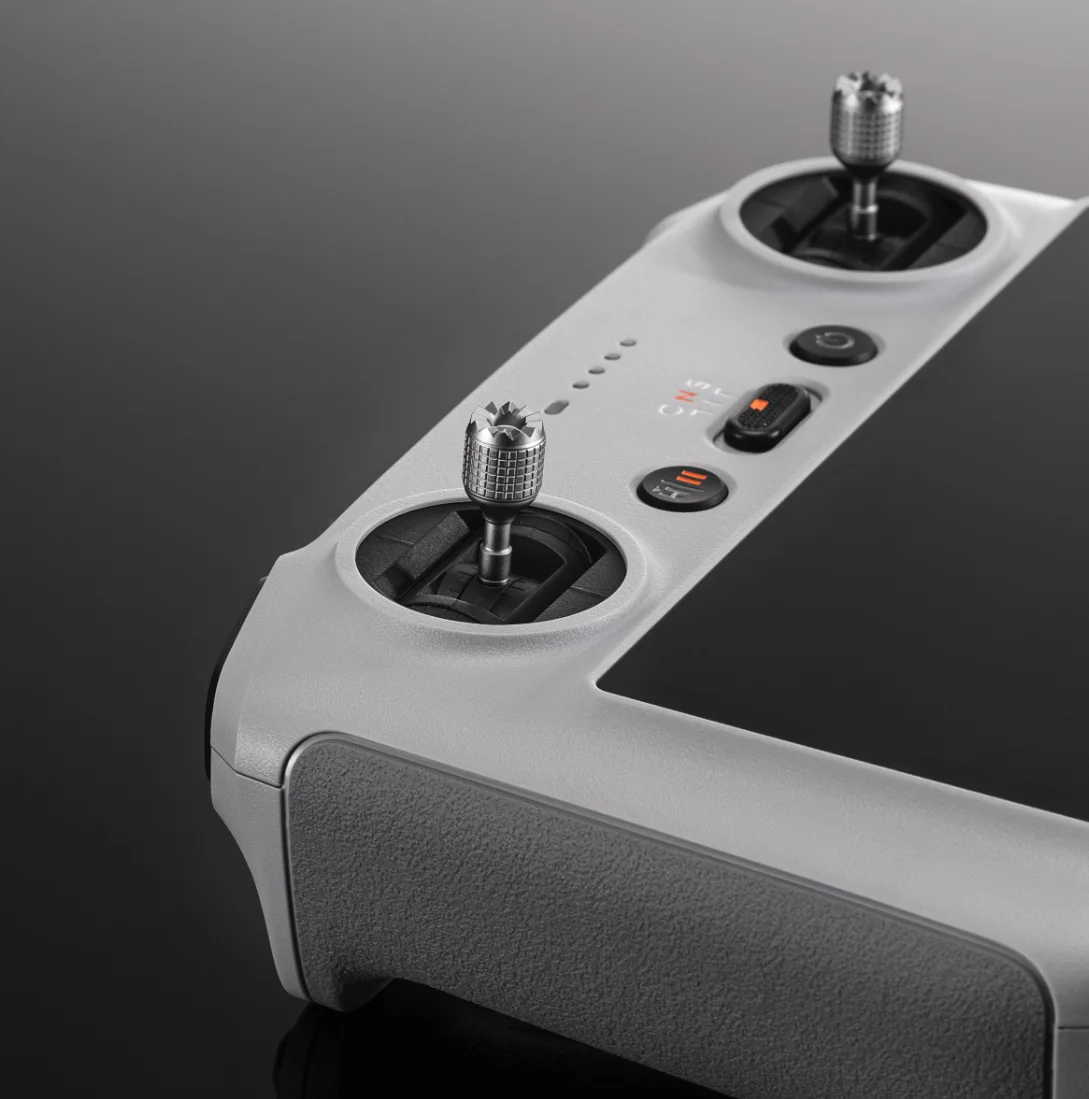 Bâtons de commande détachables pour DJI RC installés sur la télécommande, détail de la prise en main.