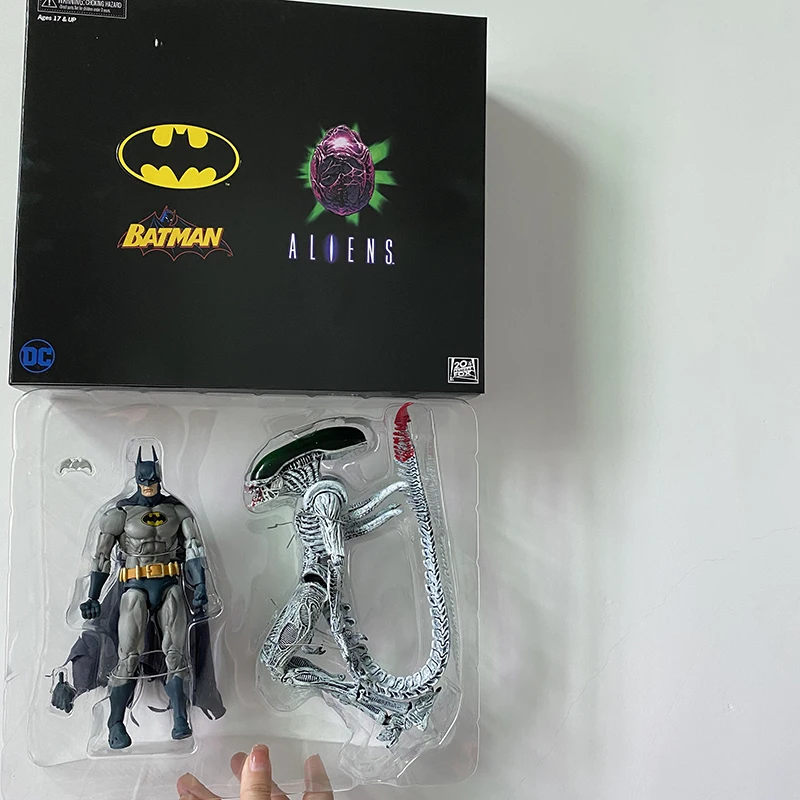 2 uds Anime Batman Superman VS Alien Xenomorph NYCC figura de acción NECA Supermen Batman figura juguetes de modelos coleccionables regalos