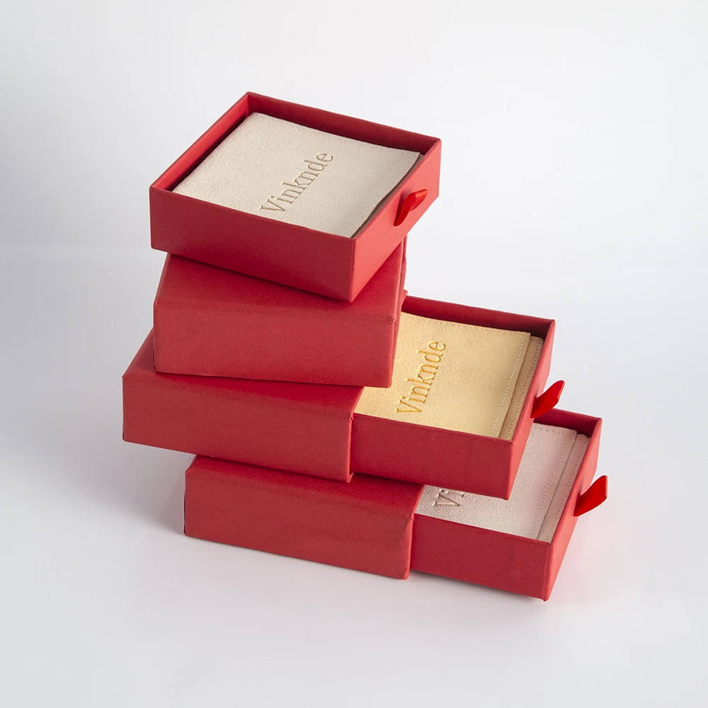 Personalisierte Schmuckbox mit Eigenem Logo, Weihnachtsrot 7x7x1,7cm, und Maßgefertigter 6x6cm Mikrofaser-Klappbeutel für Ringe, Ohrringe, Hochzeitsgeschenke – Detail 10