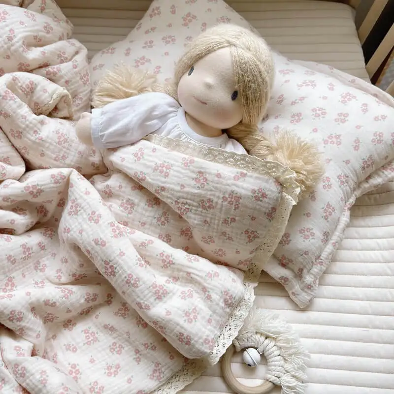 Warm and lightweight baby quilt for all seasons Little girls quilt and pillow set with flowers 120x150cm