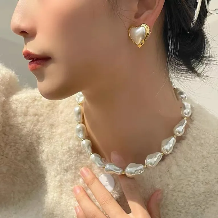 

Love Pearl Irregular Three-Dimensional Earrings