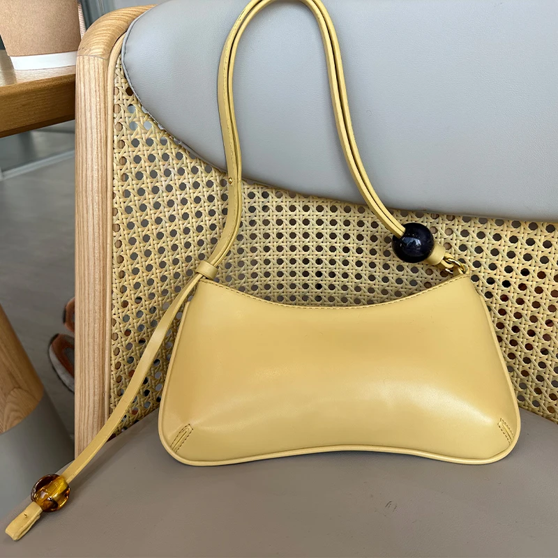 Sac à bandoulière simple en PU de couleur unie avec lettres en métal et perles pour femme, sac de fête polyvalent de petite taille_voghion.com