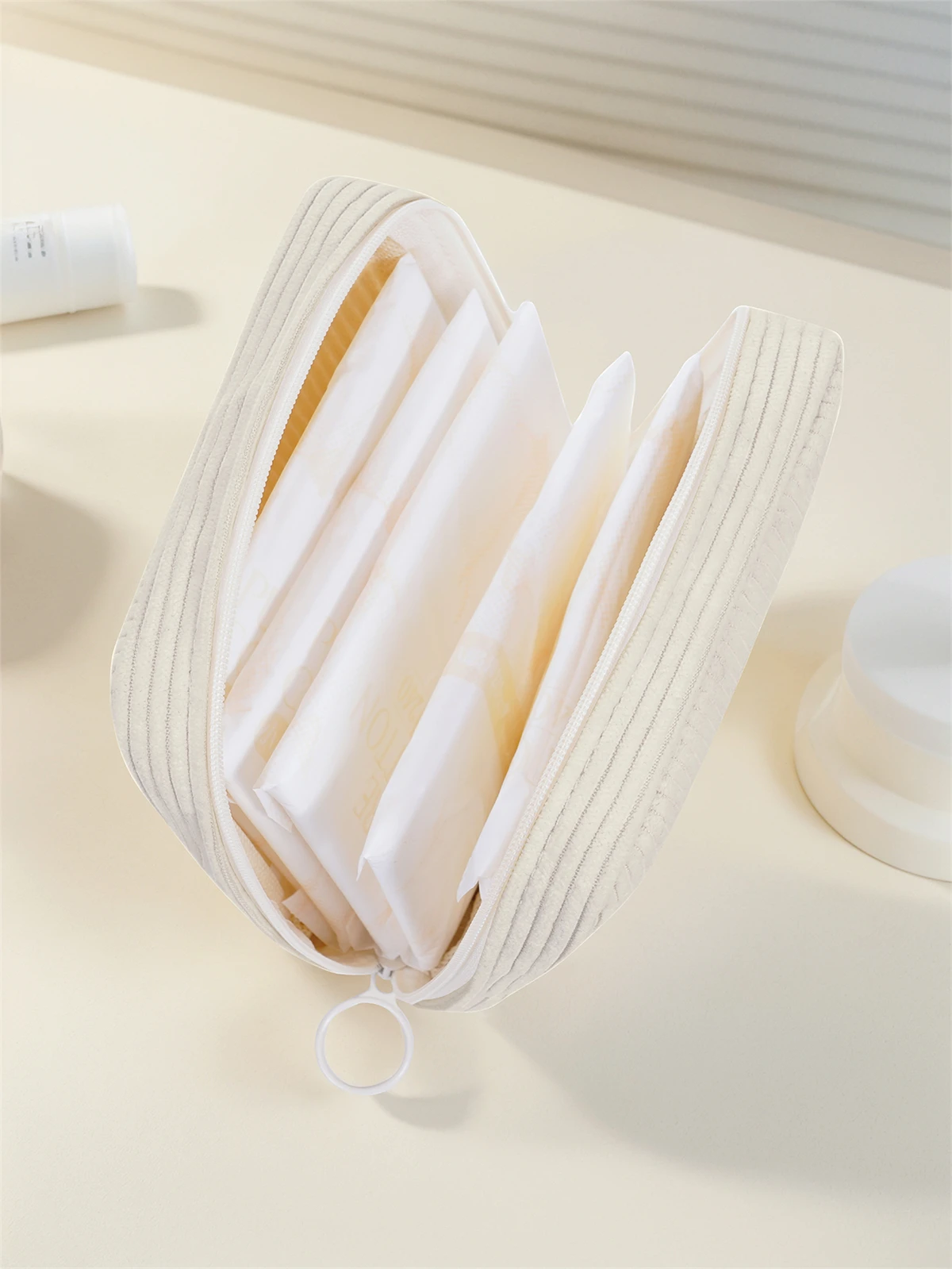 Girl pattern printed sanitary napkin storage bag, women's lightweight tissue bag, sanitary tissue bag