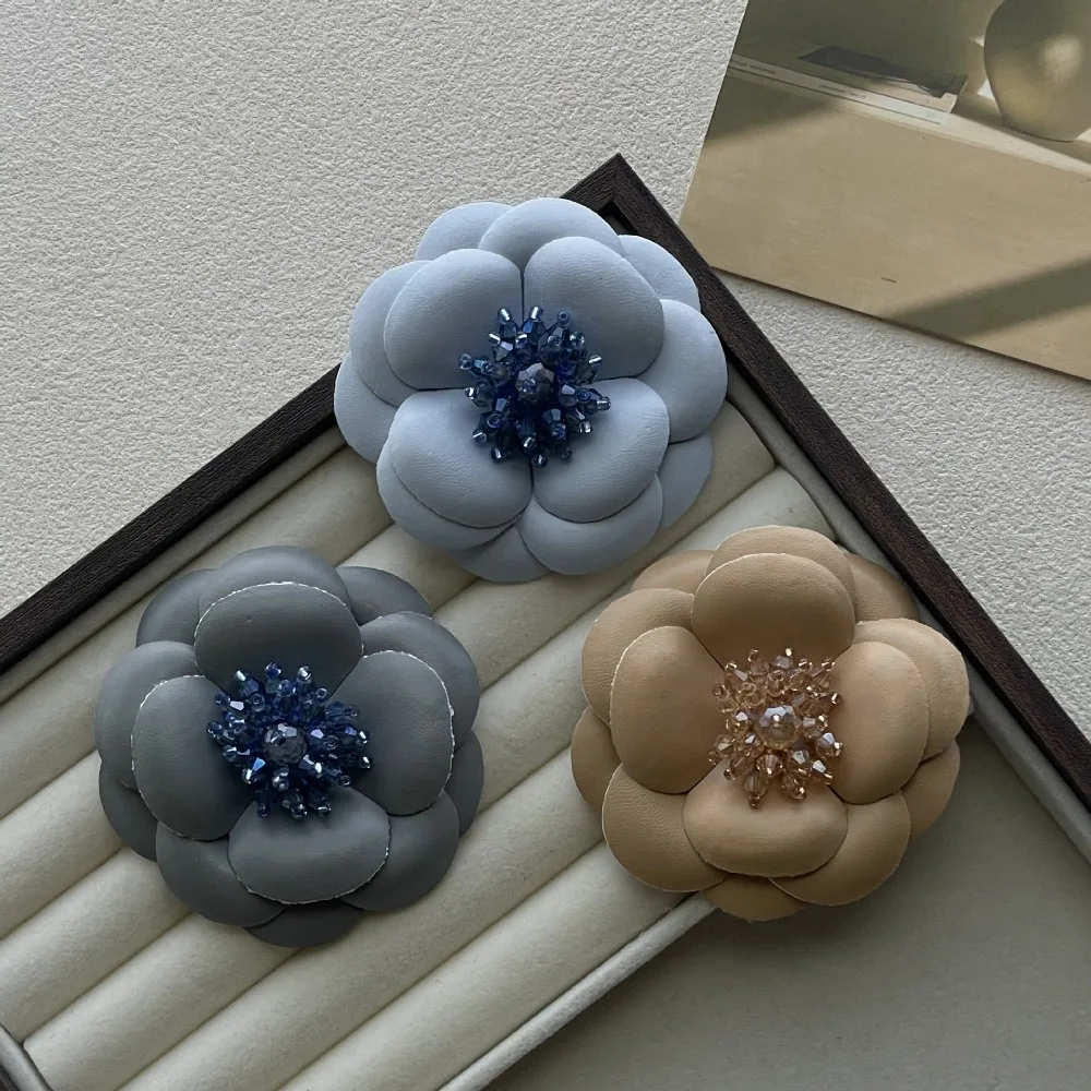 Elegant Camellia Crystal Brooch with PU Leather Floral Design – Stylish Lapel Pin Accessory