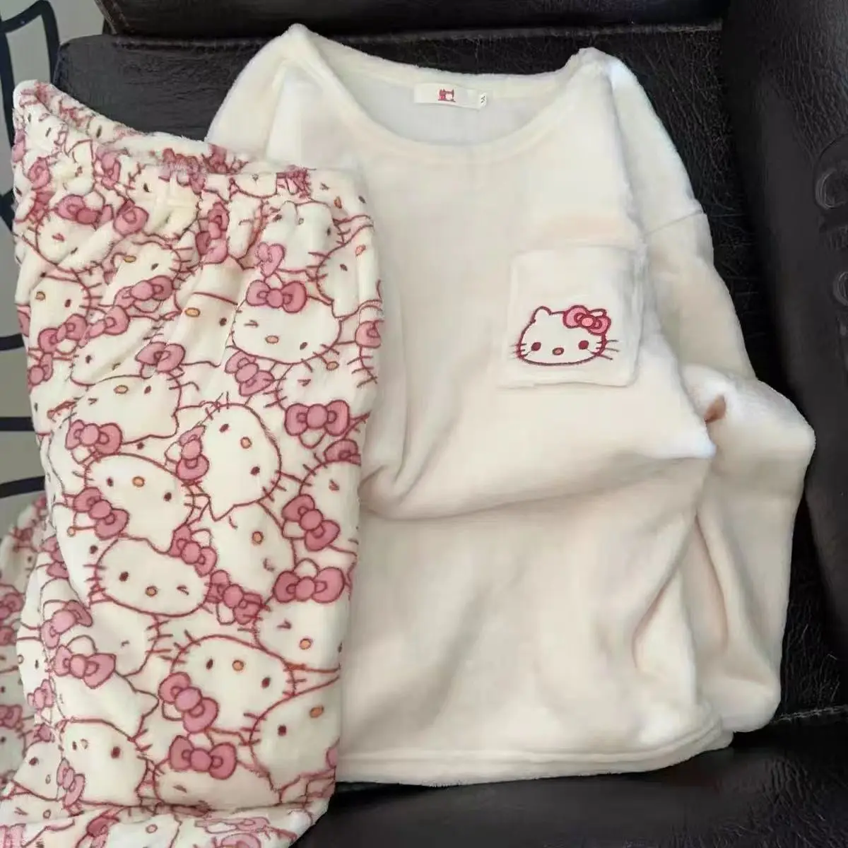 thumbnail image 1 of Sanrio-Pijama de franela de Hello Kitty para mujer, ropa de dormir de terciopelo grueso, ropa de casa de dibujos animados, estilo japonés, dulce y cálido, invierno, nuevo, 1 of 5