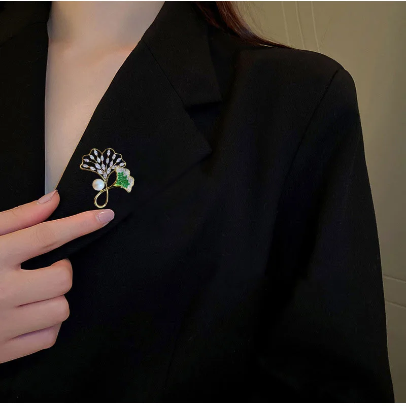 Sweet Temperament Pearl Leaf Brooches Pins Shinning Crystal Cubic Zirconia Fashioni Elegant Statement Brand Corsgae Jewelry
