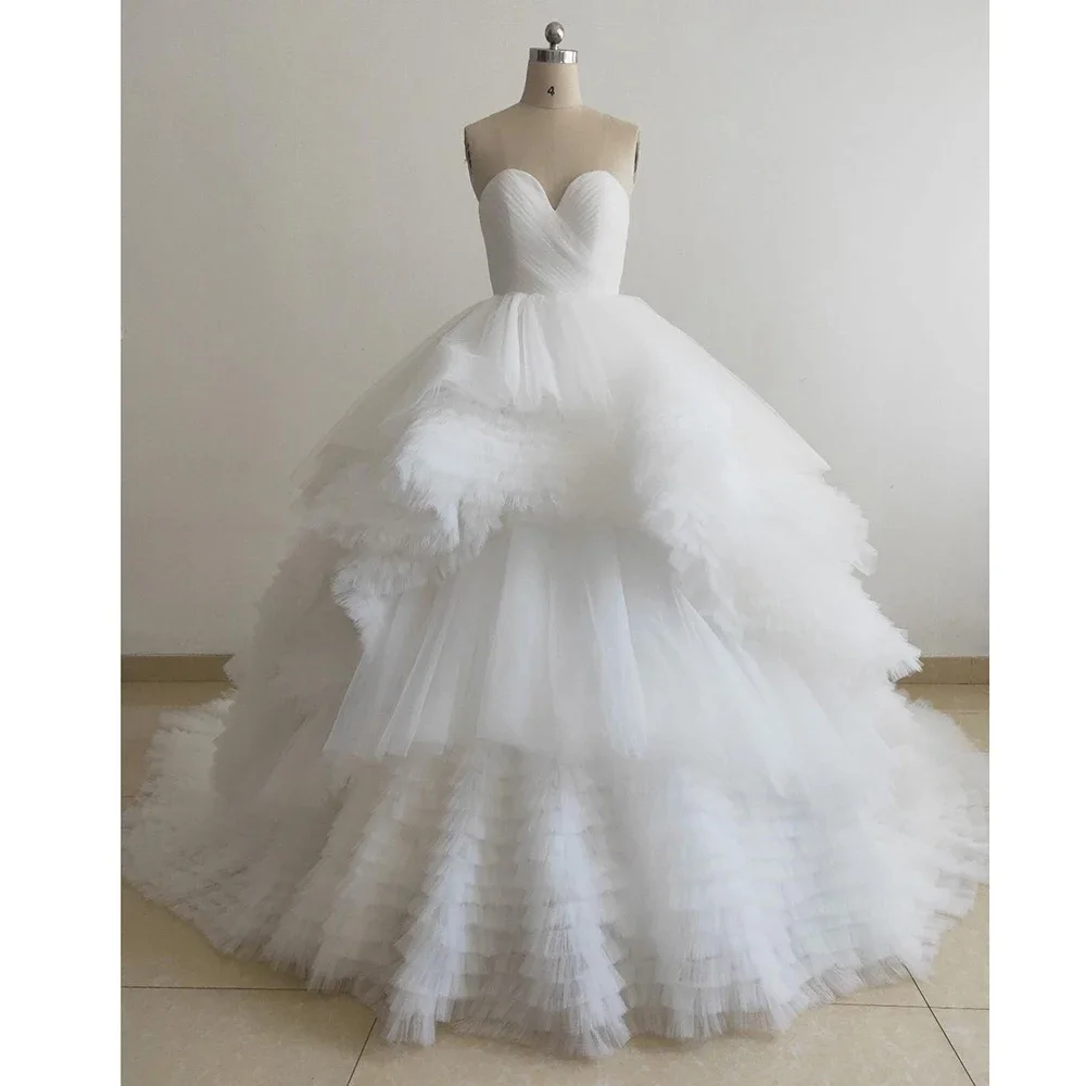

White Tiered Pleat Wedding Dress 2024 Fashion Strapless Sweetheart Fluffy Tulle Ball Gowns Elegant Court Train Bridal Dress