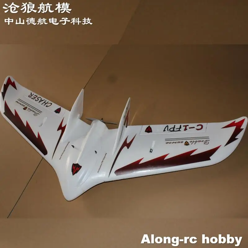 Avion RC C1 Chaser 1200mm EPO aile volante FPV en vol dans un ciel bleu