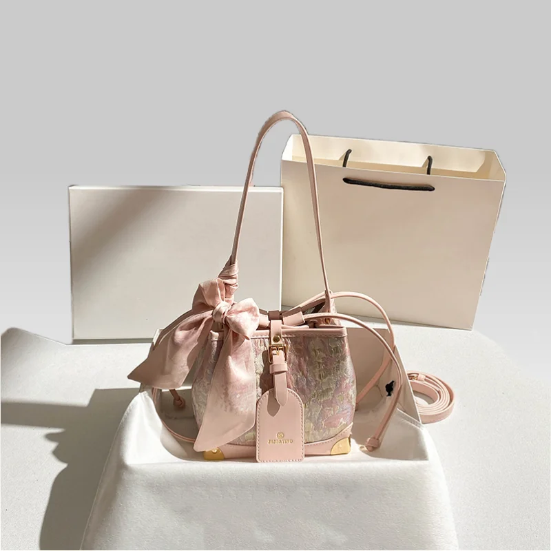 حقيبة كتف دلو عصرية ورائجة، مزينة بأوشحة جذابة وطب...