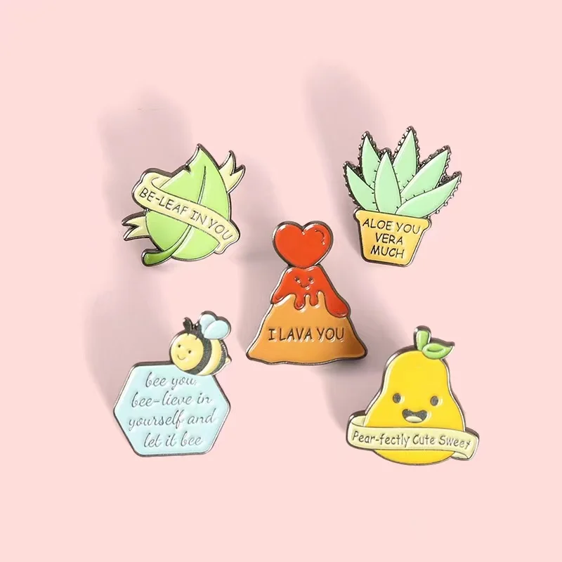 Pin Club-insignia de esmalte personalizada de plantas y frutas, hoja de abeja, pera de Aloe, divertido juego de rol homofónico, broche personalizado de dibujos animados, sombrero de ropa, regalo de decoración