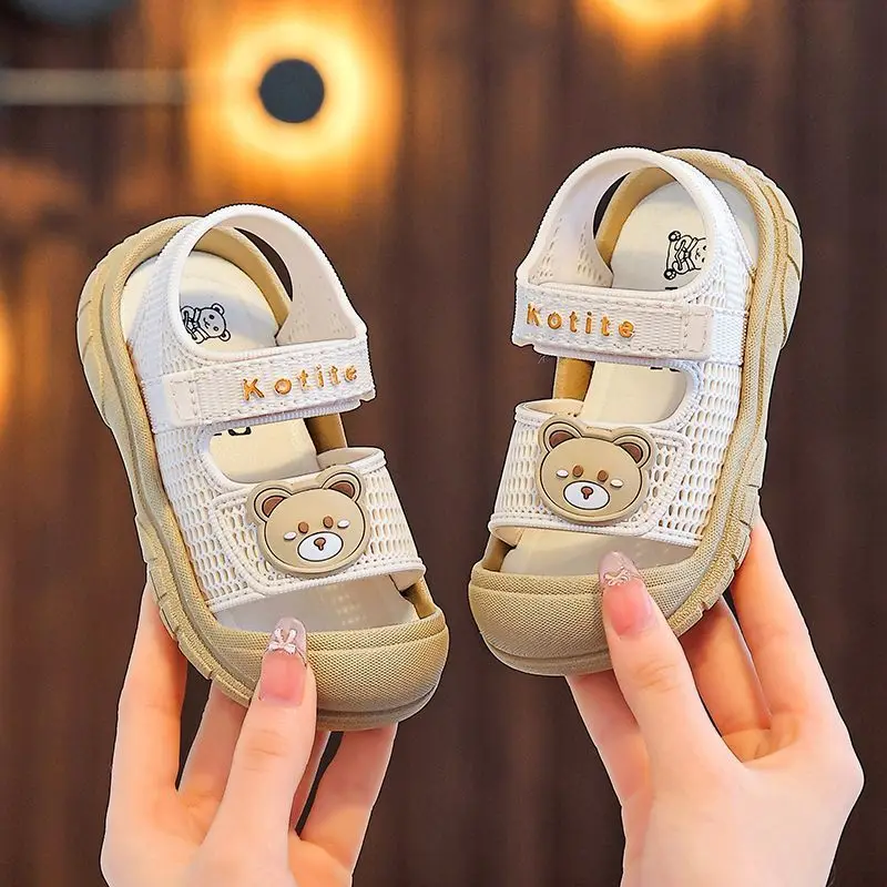 Summer sandals with a cartoon bear design for boys and girls, closed-toe walking shoes with a soft and non-slip sole for toddlers...
