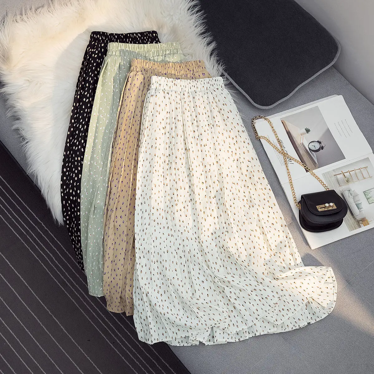 

Юбка женская трапециевидная средней длины с высокой талией и принтом