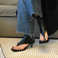 Sandales tongs rétro pour femmes, tendance et élégantes, mi-talon, couleur unie, chaussures de styliste élégantes à talons hauts, nouvelle collection automne 4