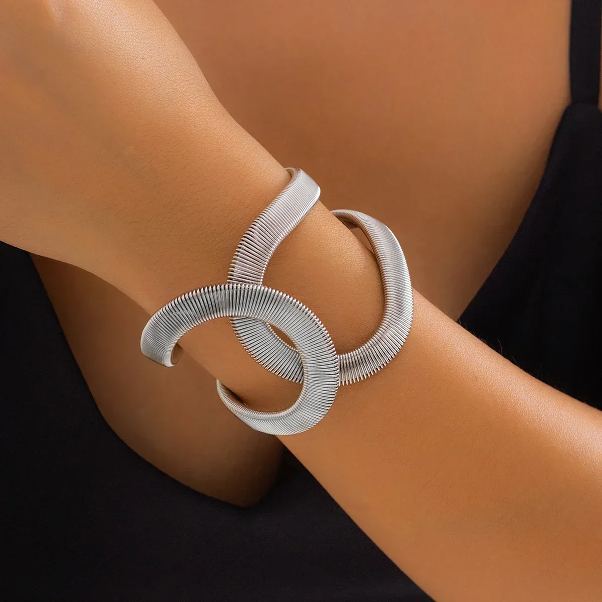 New Fashionable and Exquisite Exaggerated Spring Hollow Opening Adjustable Bracelet for Personalized Women'S Jewelry