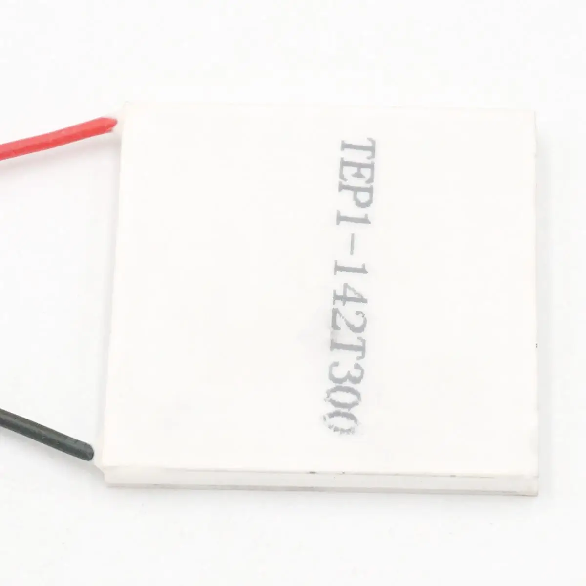 40x40mm Ceramic Heatsink Thermoelectric Cooler Peltier Cooling Plate TEP1-142T300 Refrigeration Module