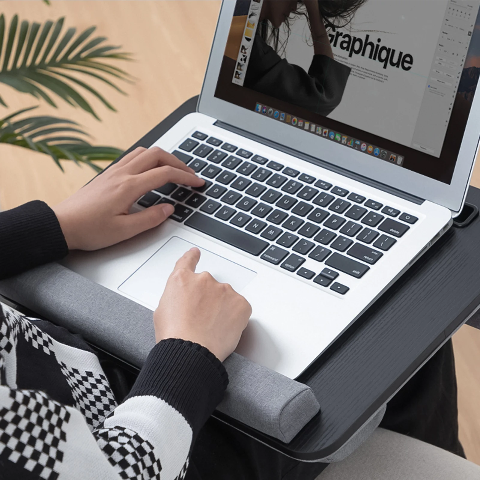 ���ο� ������ �ִ� ��Ʈ�� �� ����ũ, �޴��� �� �º����� ������ �ִ� �޴�� ��Ʈ�� ���ĵ�, �ո� ��ħ�� ���콺 �е�