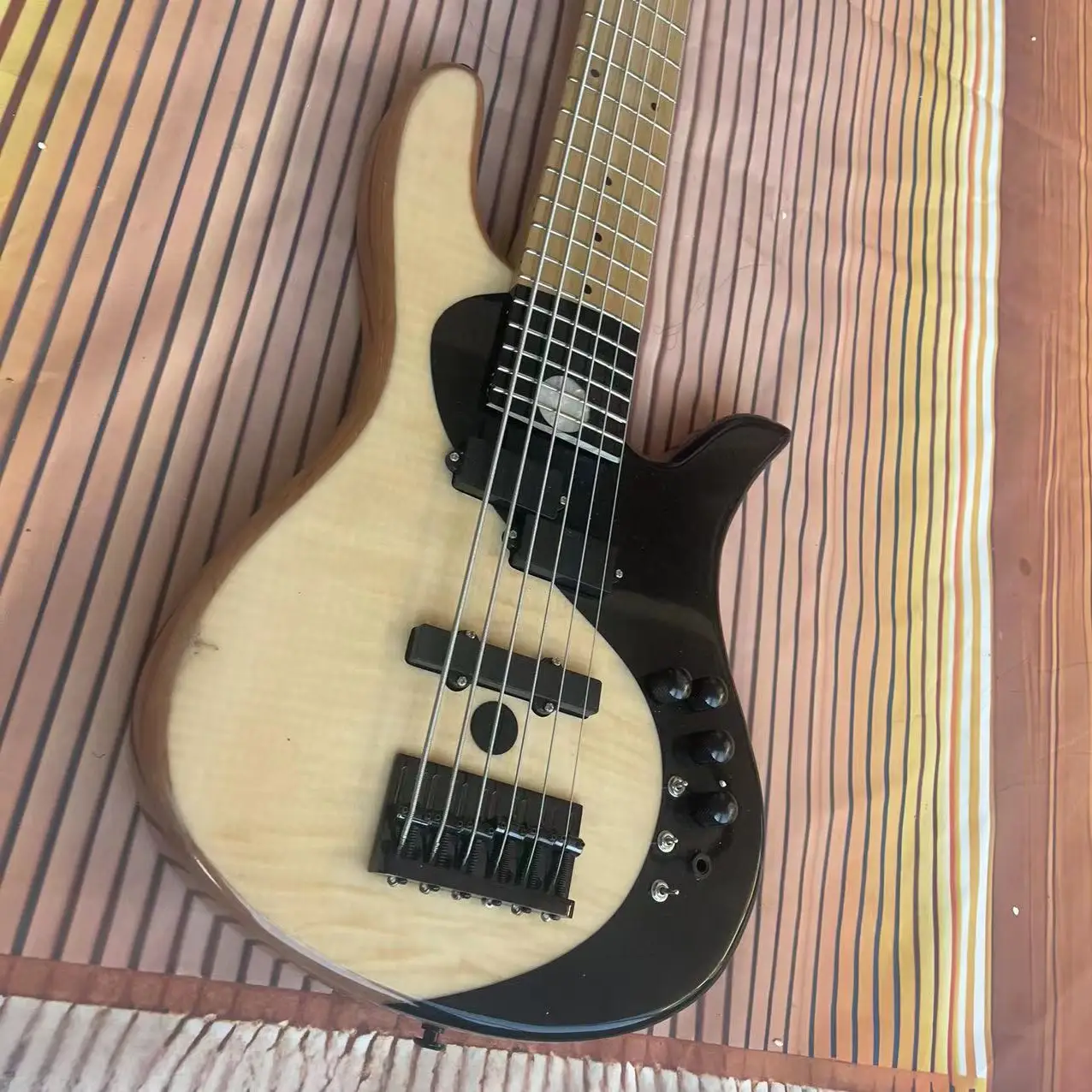 

Yin Yang Butterfly Style Electric Bass 6-String Split Electric Bass, with a natural wood color alder body, high gloss, maple fin