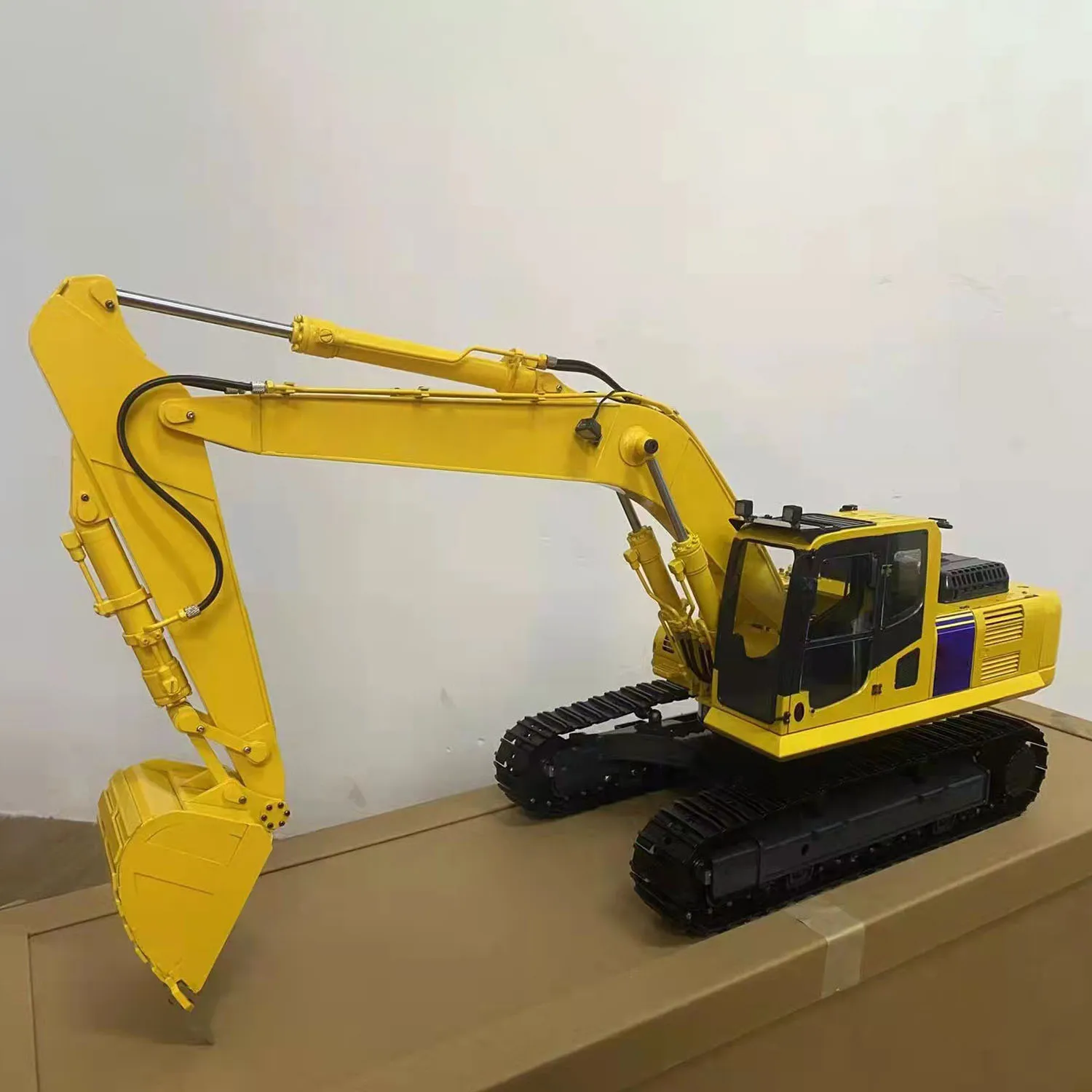 Hitachi wh03 excavator. Машинист экскаватора коматсу. Excavator for painting. Игрушечный экскаватор jcb 3cx. Желтая краска для экскаватора kobelco.
