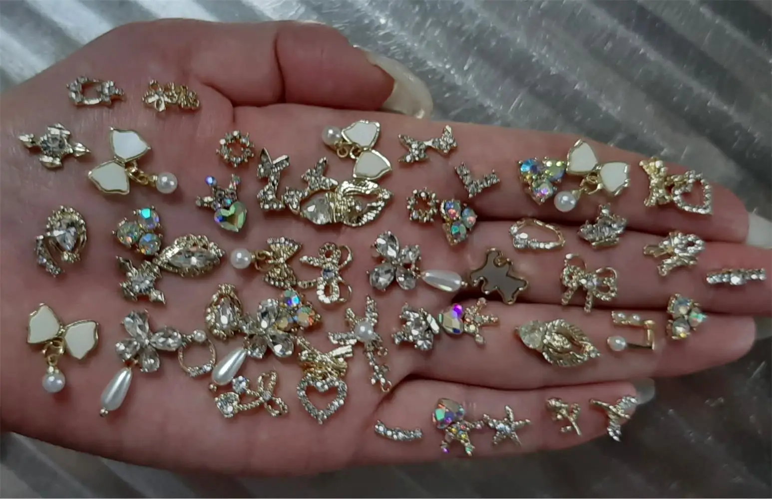 50pcs 무작위 3D 합금 네일 아트 매력 골드/실버 혼합 스타일 쥬얼리 부품 매니큐어에 대한 럭셔리 라인 석 보석 DIY 축복 가방
