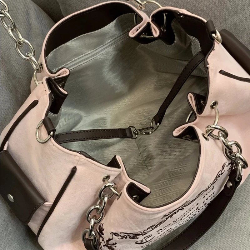 حقيبة حمل نسائية مطرزة بحروف، تتميز بسعة كبيرة وتص...