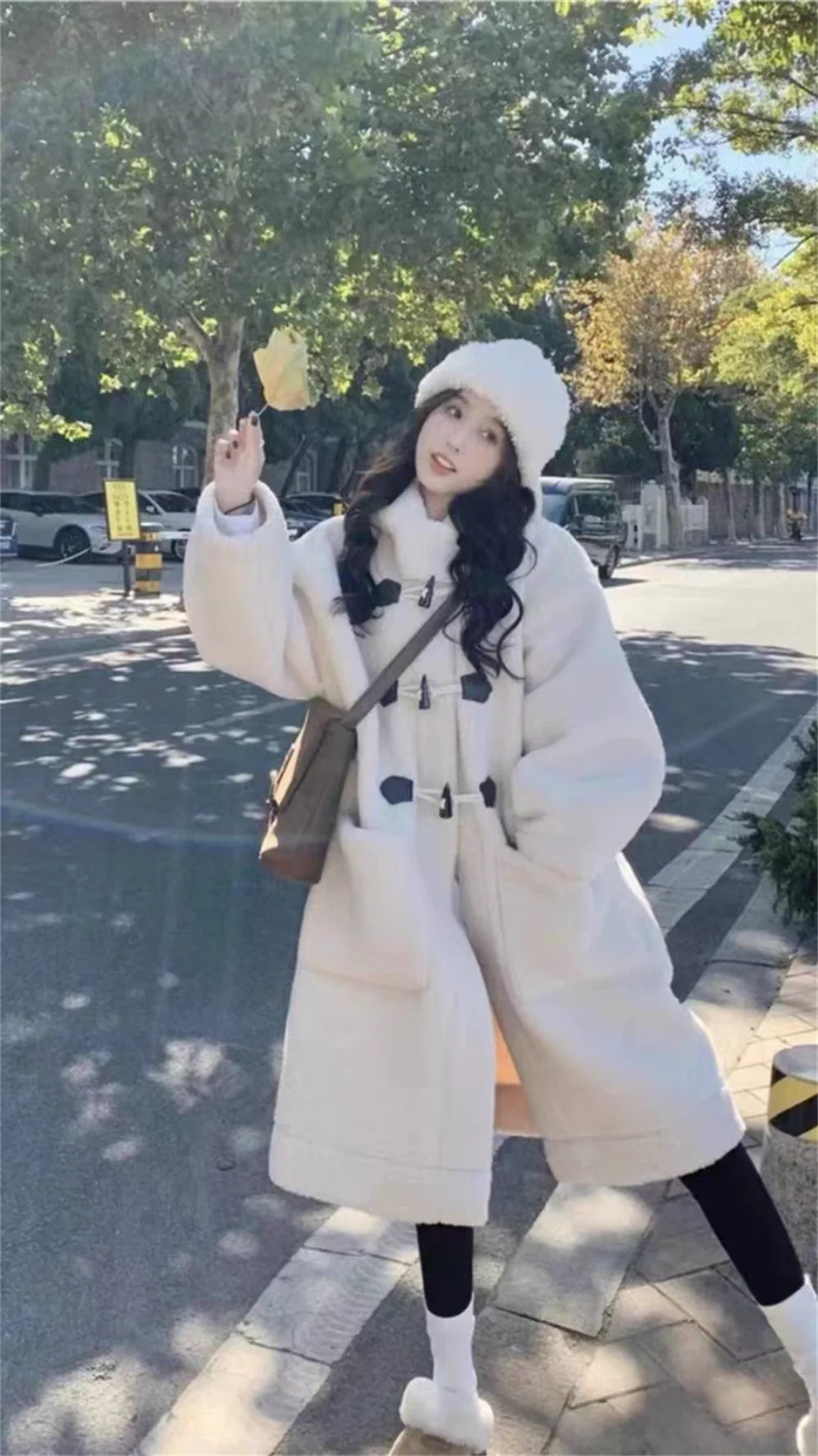 Soft and Glutinous Lamb Hair Cow Horn Button Coat for Women's Winter Mid length Thickened and Warm Imitation Fur Integrated Coat