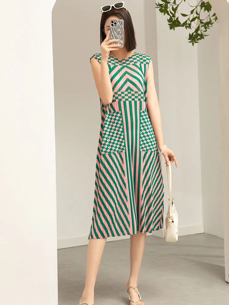 

Free Shipping MIYAKE Style New Fashionable and Elegant Loose Size Printed Sleeveless Round Neck Pullover Pleated Dress[20230485]