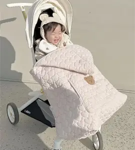 Un poncho de portage pour bébé.