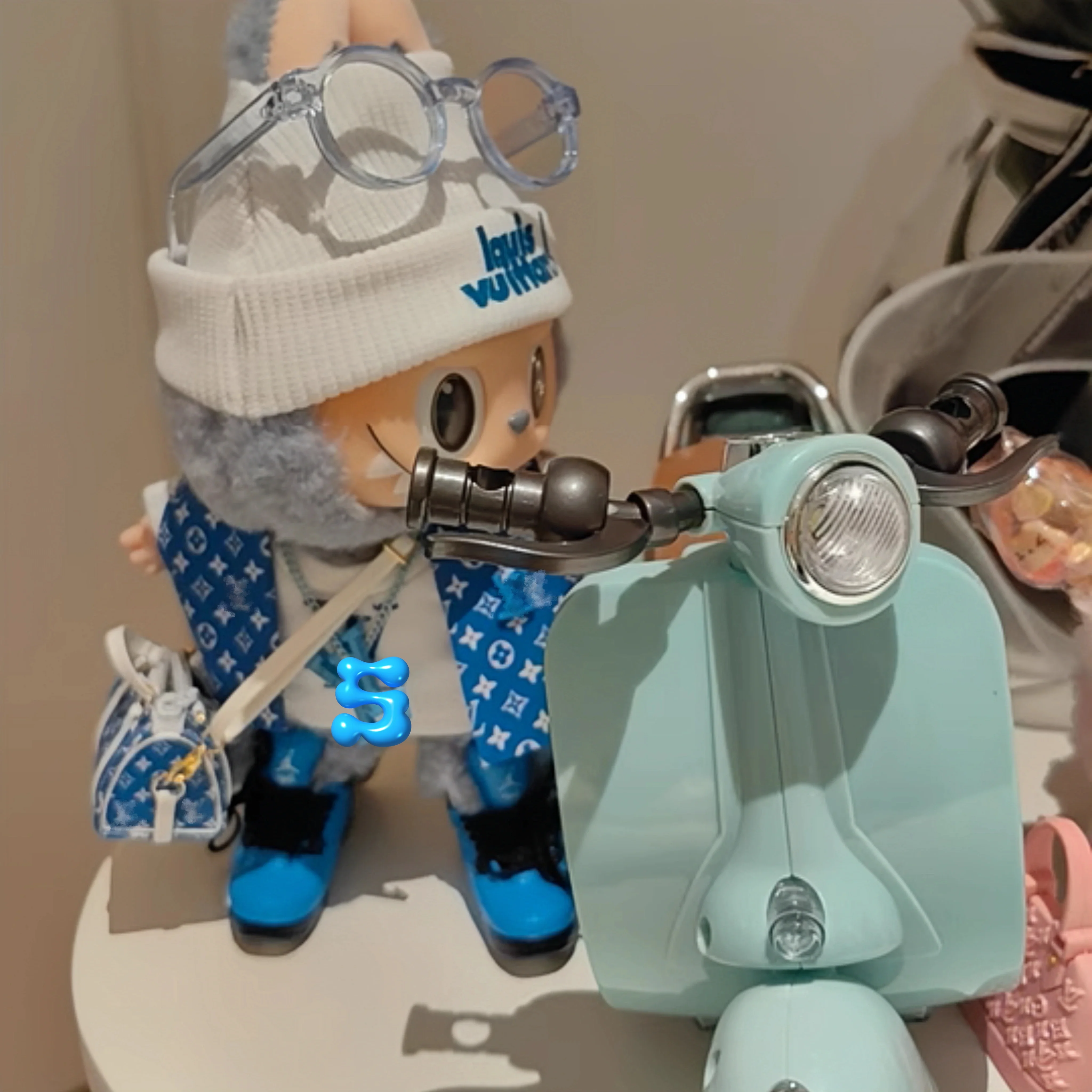 ミニカー Labubu Labubu V1/V2 Mini Electric Bike Doll Motorcycle Rotatable