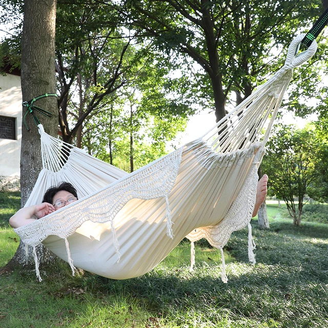 뜨거운 여름날에 완벽한 휴식처: 화이트 실내 술 해먹