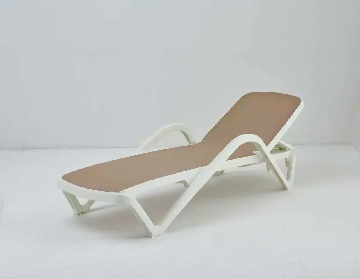 Mobili da Esterno in Stile Moderno, Arredi per Piscina e Spiaggia, Lettini Prendisole, Mobili per Hotel - immagine 3