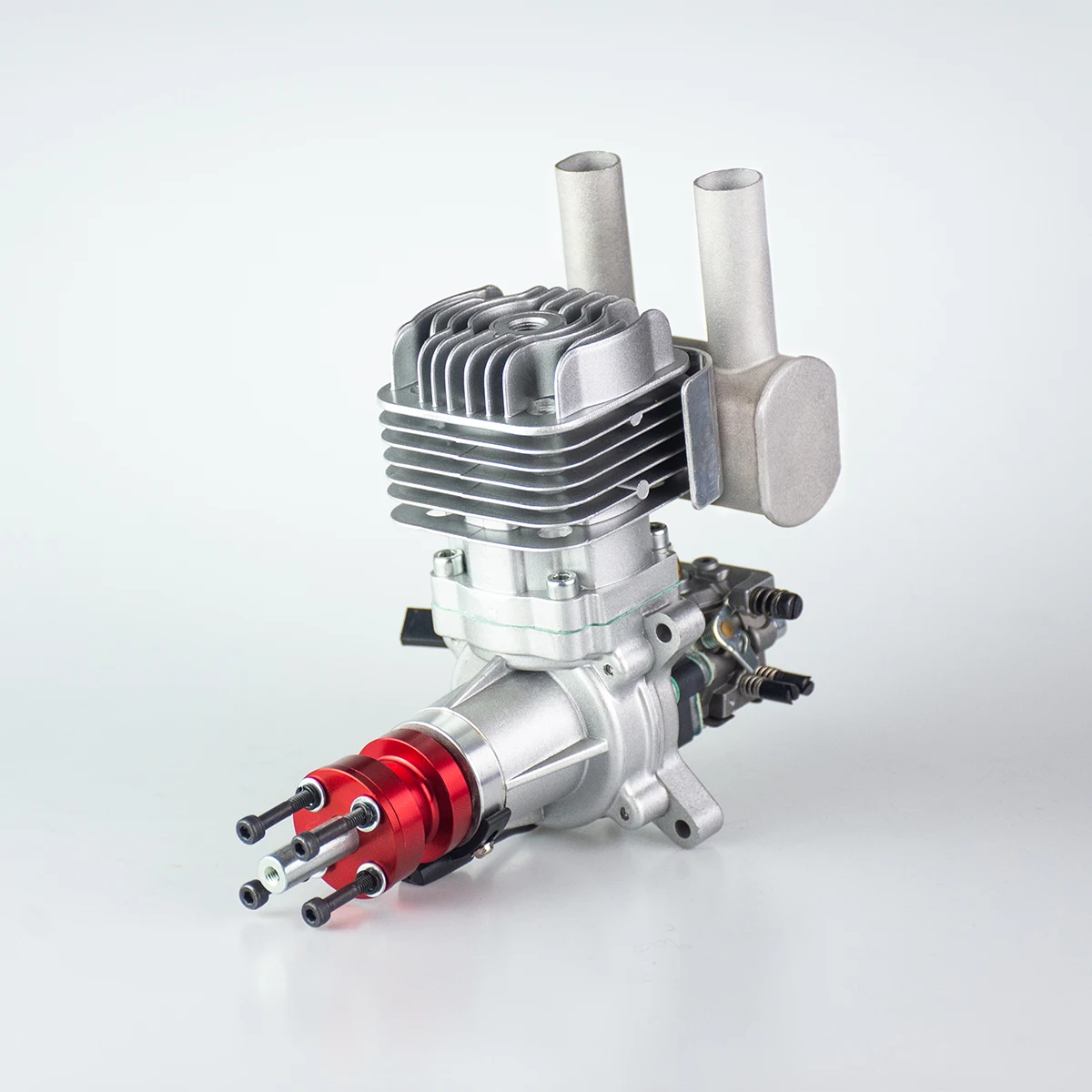 Moteur 26cc de la voiture RC tout terrain, détail du carburateur et du pot d'échappement.