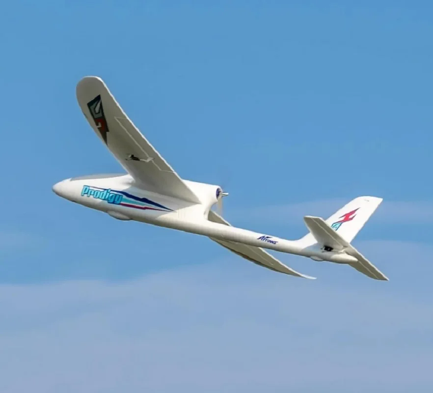 Le planeur RC 1400mm RTF Bleu posé sur l'herbe, avion télécommandé en mousse prêt à voler avec son train d'atterrissage.