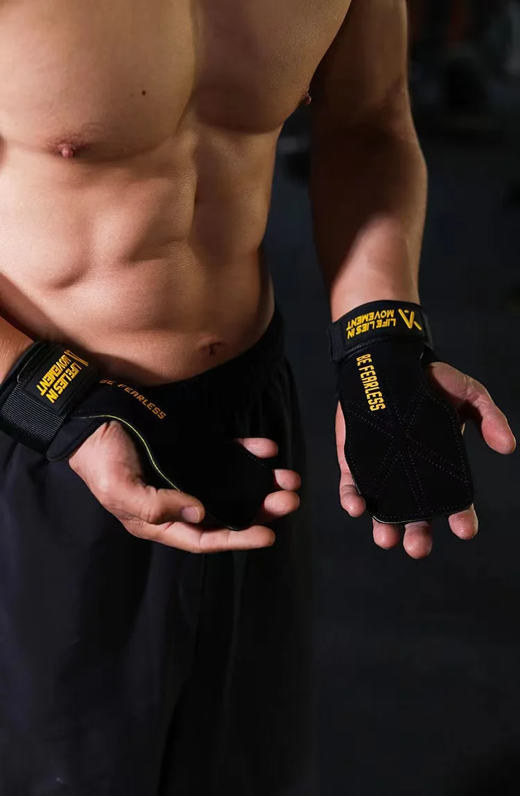 Manique CrossFit en Cuir sans doigt noir "GRIP+" porter sur les mains