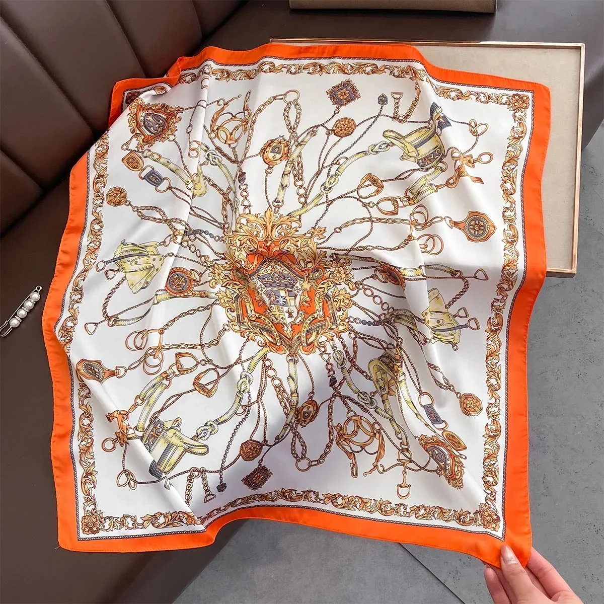 Quadratischer Schal aus Satin mit Vintage-Kettendruck, weiches, leichtes Damenmode-Accessoire für Haare, Halstuch, eleganter Haarschal – Detail 6