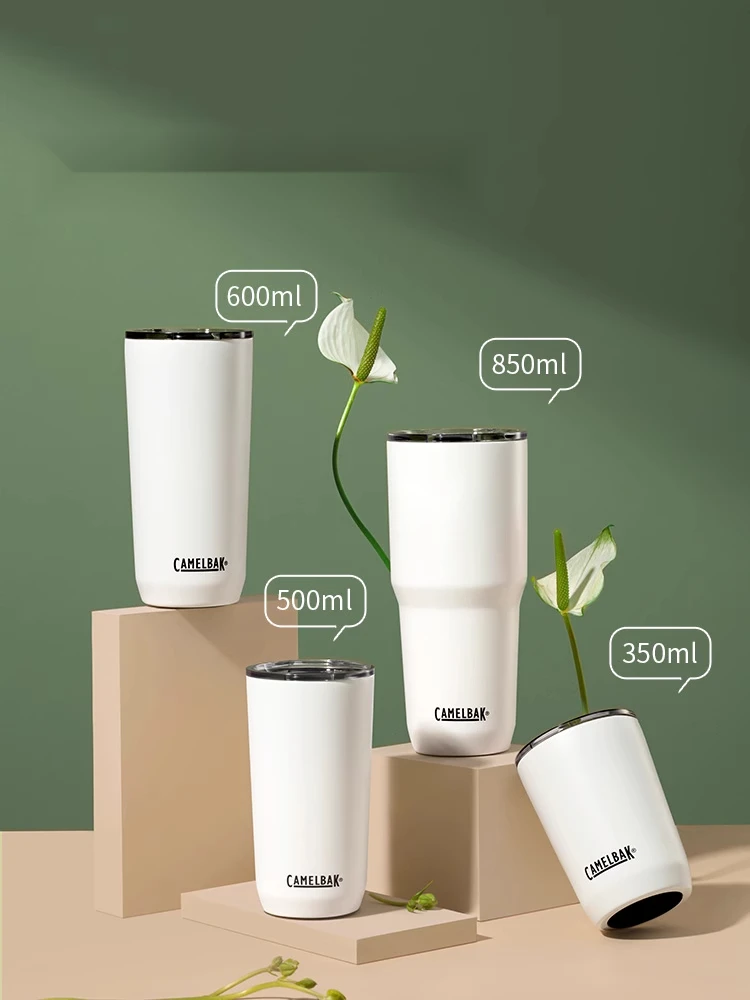 Isolamento della gobba in una semplice tazza da caffè di grande capacità da donna di alta bellezza con cannuccia_voghion.com