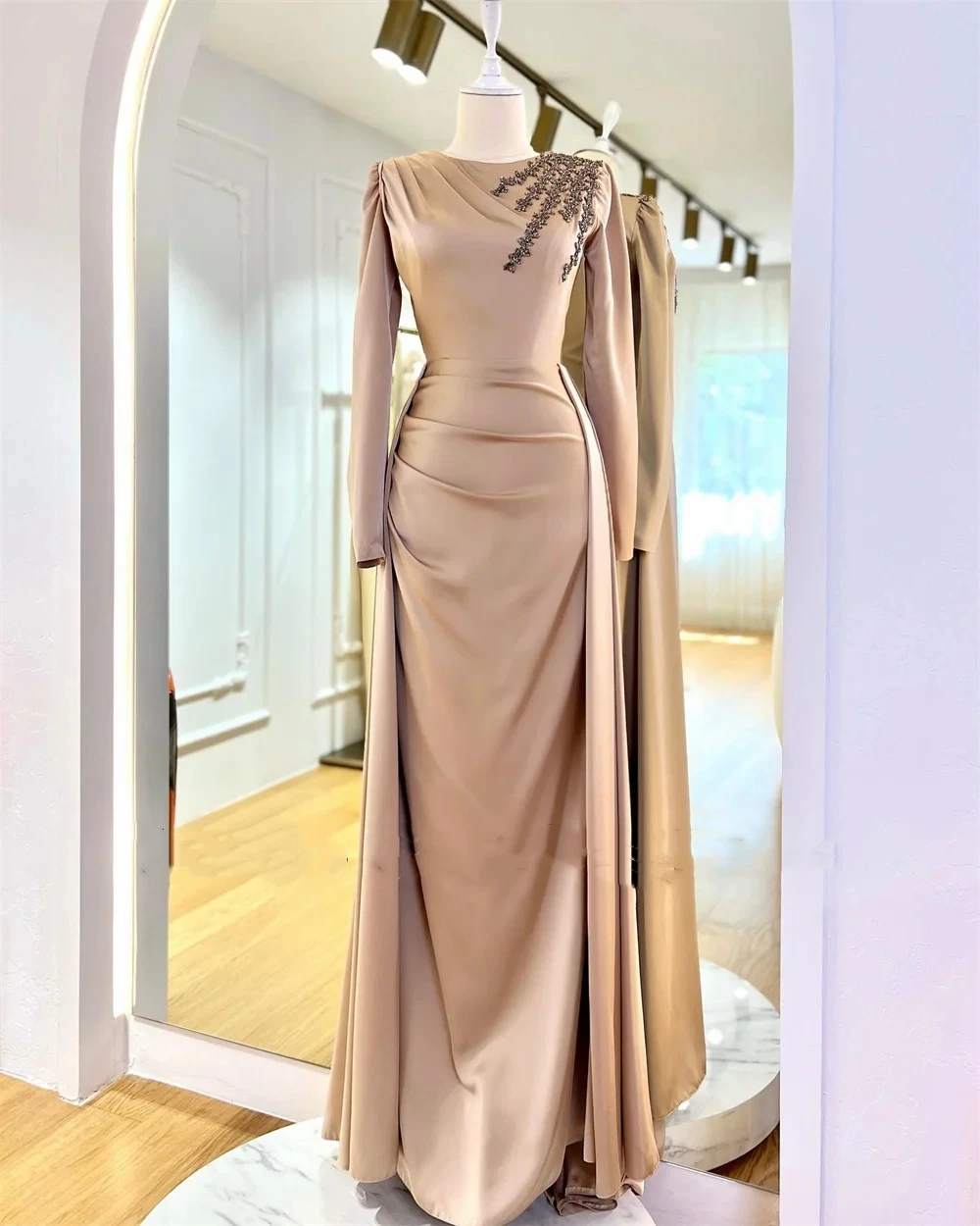 

Champagne Satin Saudi Arabia Long Sleeves O Neck Evening Dresses Sheath Ruched Full Back Muslim Beading Formal Occasion Gown