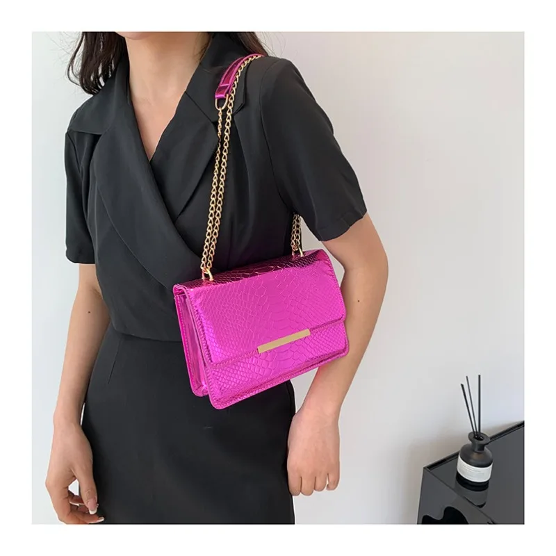 

High-grade Patent Leather Small Crossbody Bag Female Embossed Crocodile Chain Crossbody Bag New Shiny Slung Female Shoulder Bag