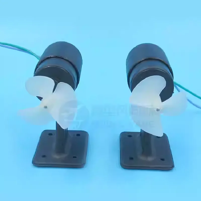 Moteur RC sous-marin brossé DC 80W 1000KV fixé sur un support de test dans l'eau.