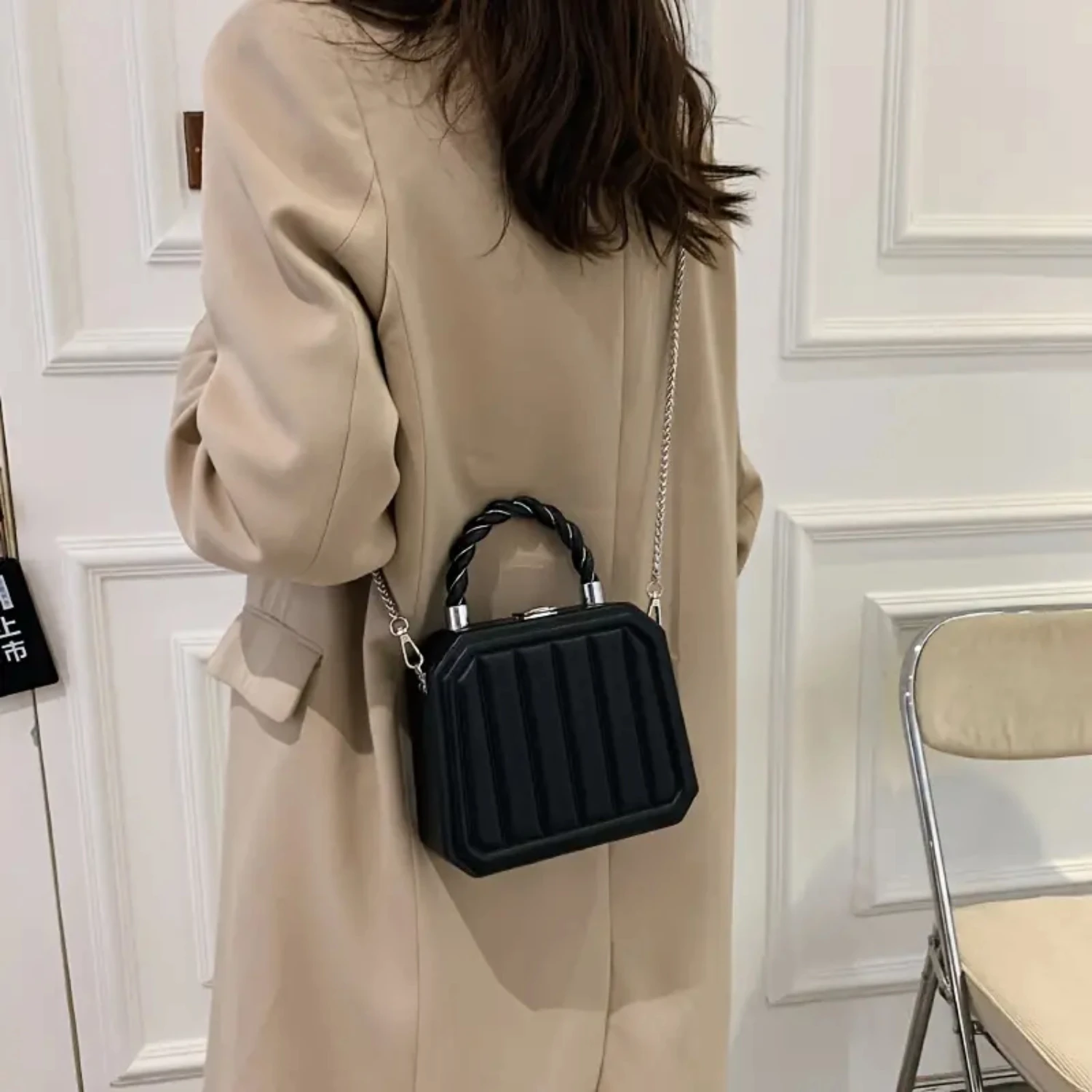 Fashionable Ladies' Trendy Solid Color Faux Leather Purse with Stylish Geometric Embossed Design and Chain Strap for Chic Look