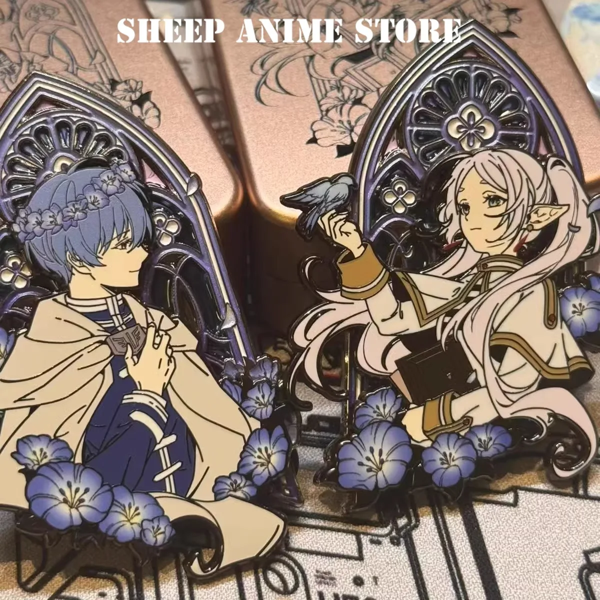 Frierens Anime Merchandise Geschenkbox – 18-teilig Mit Wasserflasche, Abzeichen, Poster, Aufklebern & Mehr