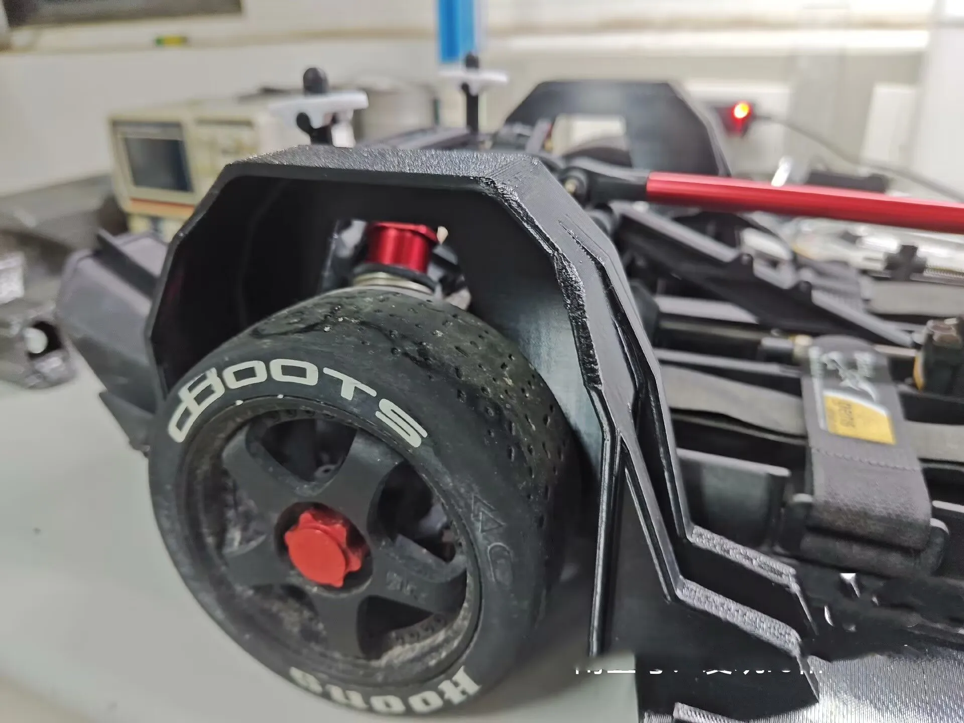 Vue rapprochée du garde-boue ARRMA Infraction V2 6S BLX, matériau flexible et résistant pour tout terrain