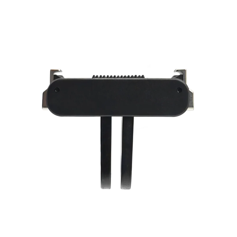 Fixation rapide de la caméra DJI Osmo Action 6 sur l'adaptateur magnétique à double griffe pour NANO, démonstration de la sécurité de l'attache.