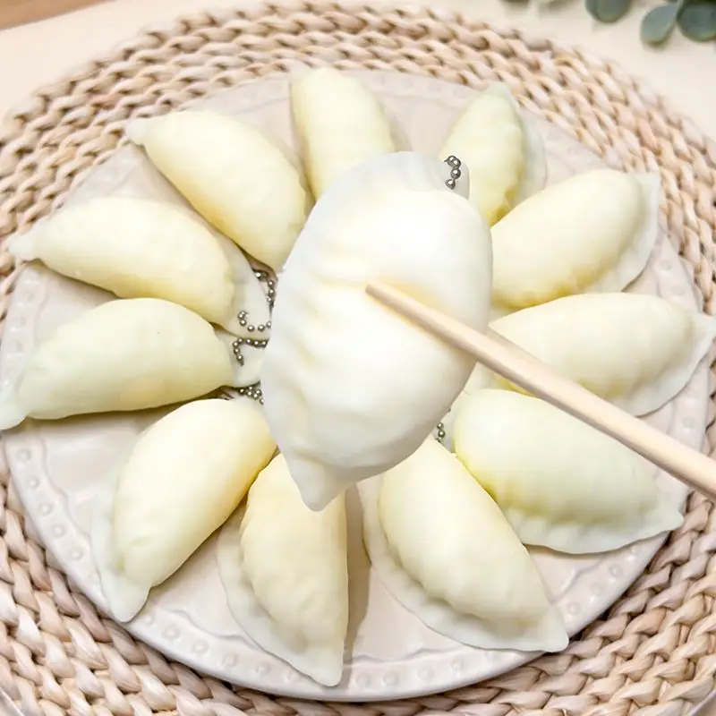 새롭고 창의적인 귀여운 사실적인 만두 모양의 느린 반응의 부드러운 스퀴즈 스트레스 해소 장난감 소품 학생 재미있는 선물 키체인 장난감 선물