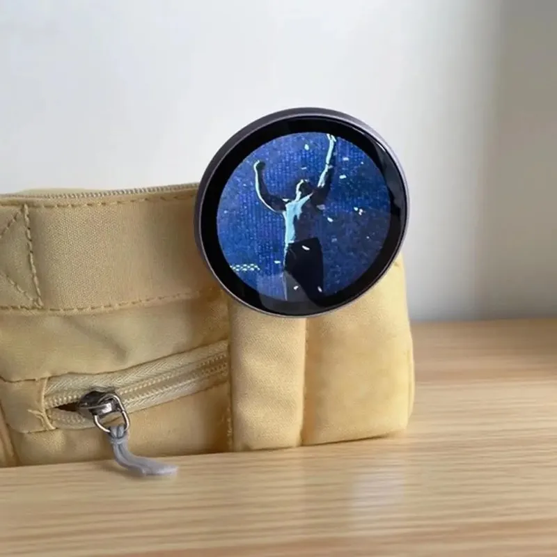 HD-Bildschirm Smart Dynamisches E-Abzeichen Elektronisches Badge Kann Fotos, GIFs, Animationen und Videos übertragen für Otaku-Fans Geschenke