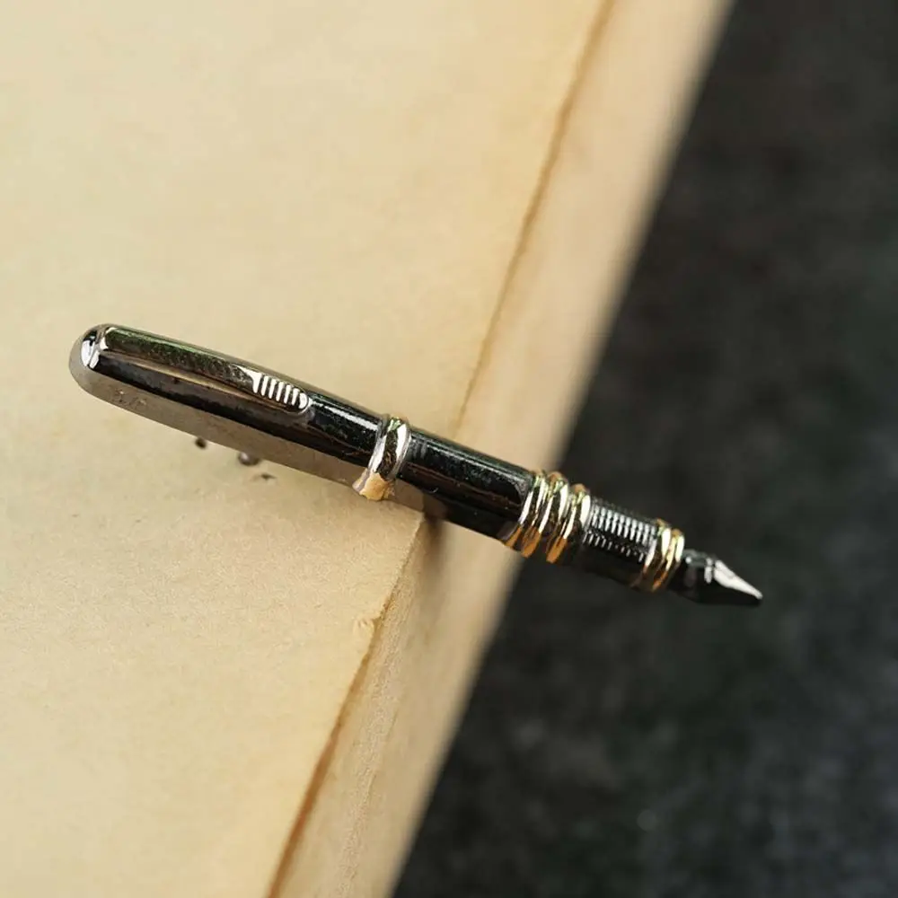 

Мужская брошь в форме ручки в виде костюма