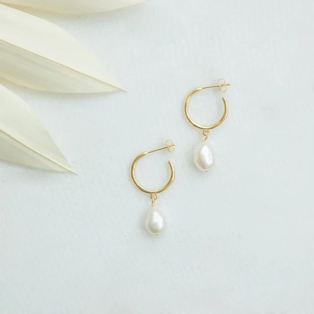 Boucles d'oreilles créoles eManco délicates et minimalistes avec perle naturelle en forme de goutte d'eau, en acier inoxydable couleur or, bijoux pour femmes, décontractées et pour les soirées romantiques